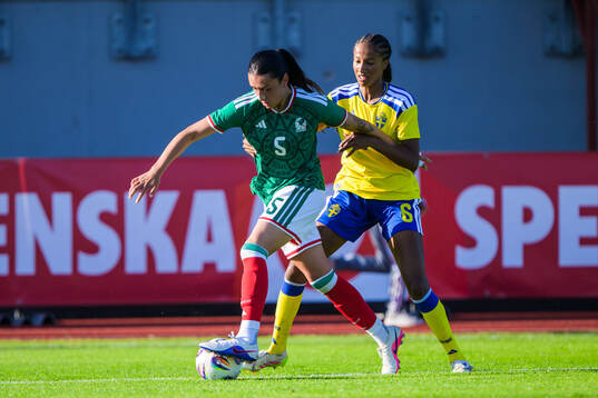 Natalia Judith Colin Ruiz of Mexico and Cassandra Bogere of