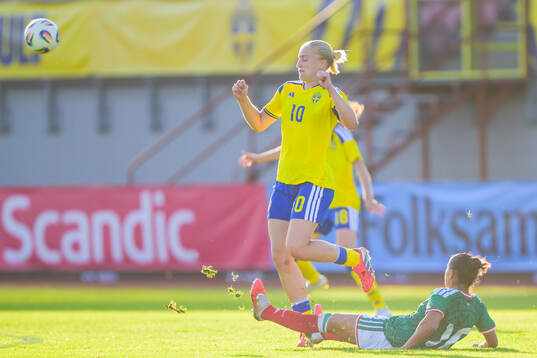Wilma Leidhammar of Sweden and Dania Nicole Pérez Jiménez