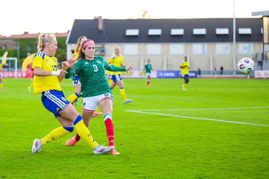 Molly Johansson of Sweden and Alexandra Guadalupe Godinez