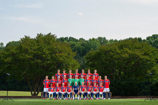 Head coach Ståle Solbakken and players of the Norwegian
