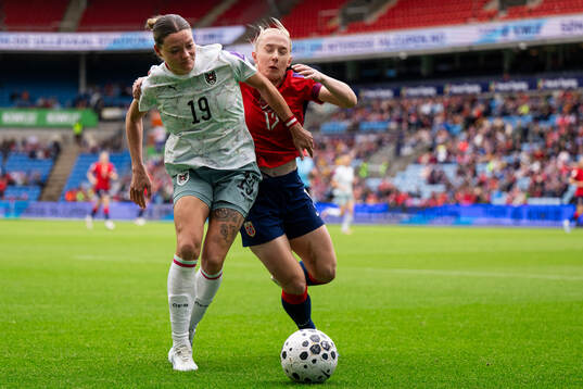 Verena Hanshaw of Austria and Thea Bjelde of Norway
