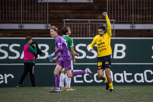 Ljungskiles målvakt Lukas Eriksson och Mehmet Uzel jublar