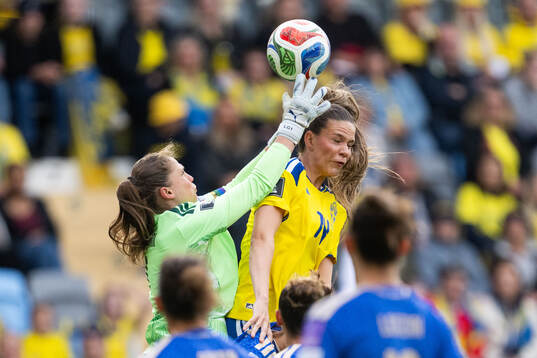 Goalkeeper Laura Giuliani of Italy and Bella Andersson of