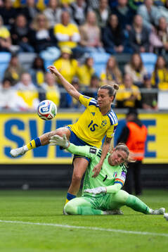 Julia Zigiotti Olme of Sweden and goalkeeper Laura Giuliani