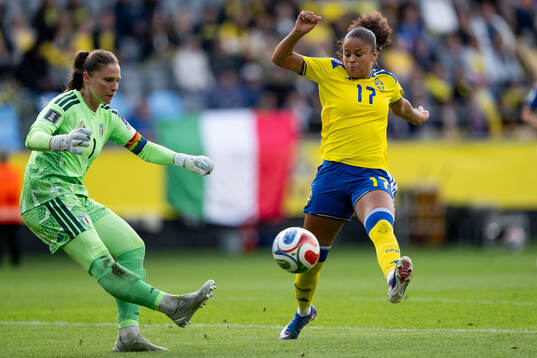 Goalkeeper Laura Giuliani of Italy and Felicia Schröder of