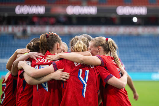 Players of Norway celebrates