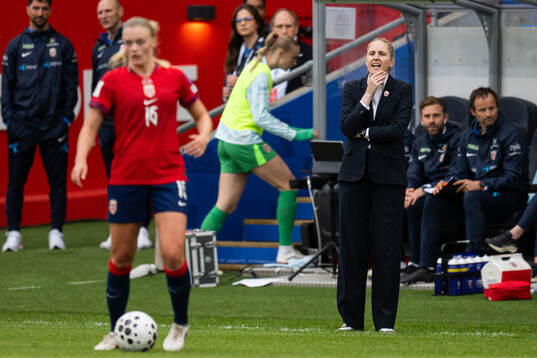 Head coach Gemma Grainger and Mathilde Harviken of Norway