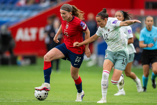 Signe Gaupset of Norway and Jennifer Klein of Austria