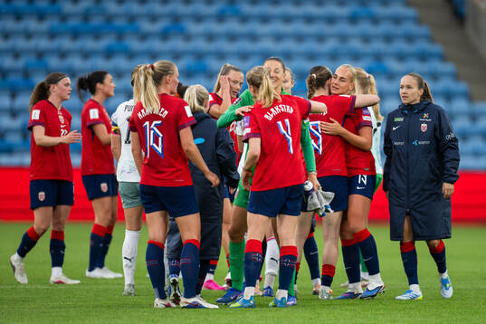 Players of Norway celebrates