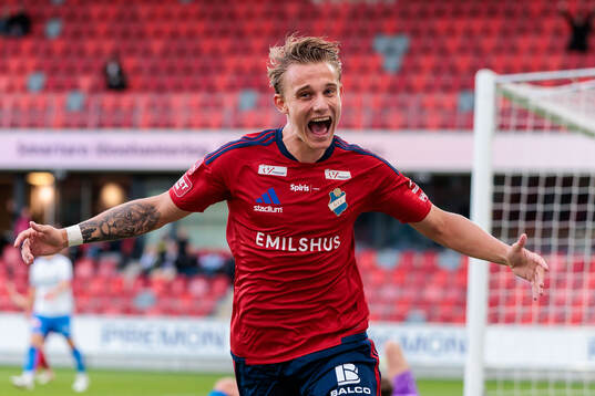 Östers Linus Carlstrand jublar