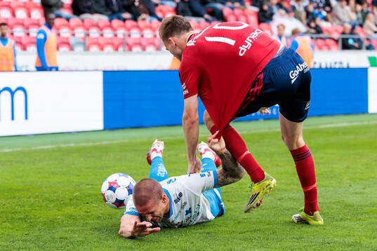 IFK Värnamos Douglas Bergqvist och Östers Oscar Uddenäs