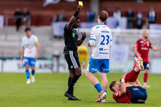 Domare Fredrik Oppong och IFK Värnamos Logi Hrafn