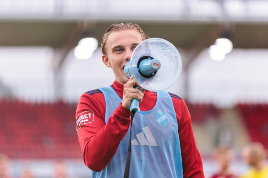 Östers Linus Carlstrand jublar