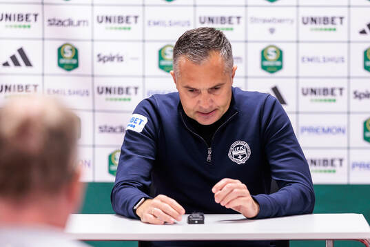 IFK Värnamos tränare Srdjan Tufegdzic deppar på