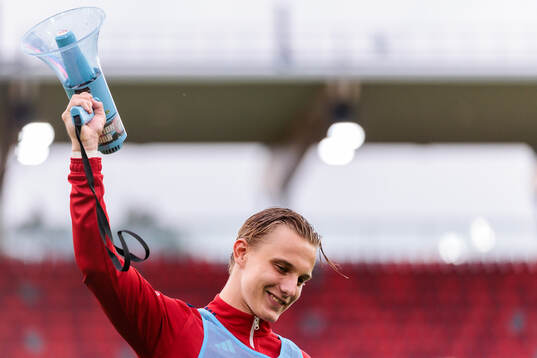 Östers Linus Carlstrand jublar