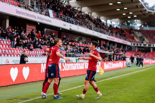 Östers Linus Carlstrand och Hannes Bladh Pijaca jublar