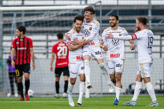 Östersunds Emil Özkan jublar med Daniel Miljanovic, Amar