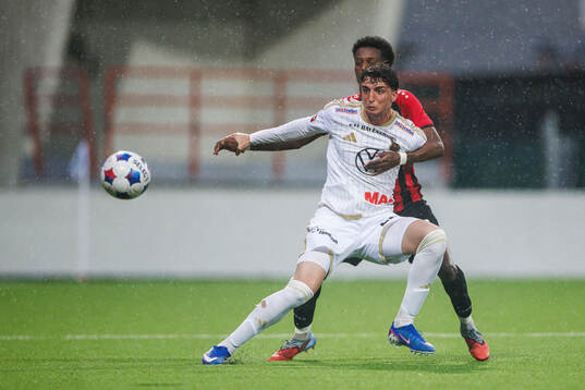 Östersunds Mario Palomino Delgado och Nordic Uniteds Nhome