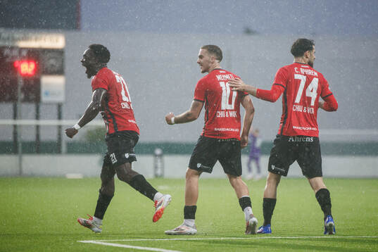Nordic Uniteds Lorent Mehmeti jublar med Emmanuel Swedi och