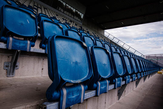 Läktarstola på Södertälje Fotbollsarena