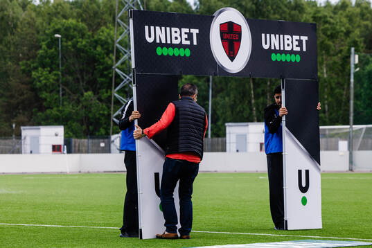 Nordic Uniteds ordförande Iso Gürsac hjälper till med