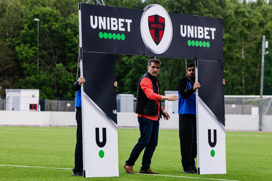 Nordic Uniteds ordförande Iso Gürsac hjälper till med