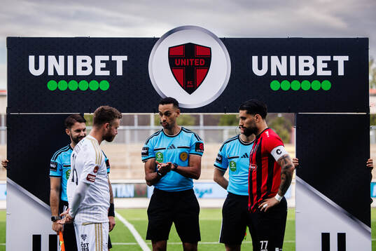 Domare Farouk Nehdi med Östersunds Dennis Widgren och
