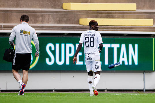 Östersunds Assiedou Yannick Armel Adjoumani har ont