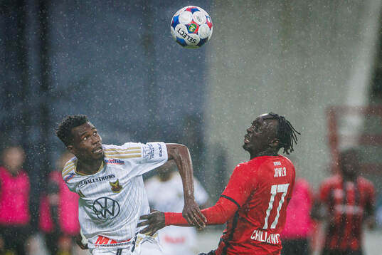 Östersunds Sunday Anyanwu och Nordic Uniteds Kalipha Jawla