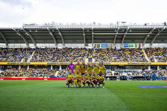 goalkeeper Jennifer Falk, Stina Blackstenius, Bella