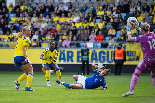 Federica D'Auria of Italy scores 0-1 behind Smilla