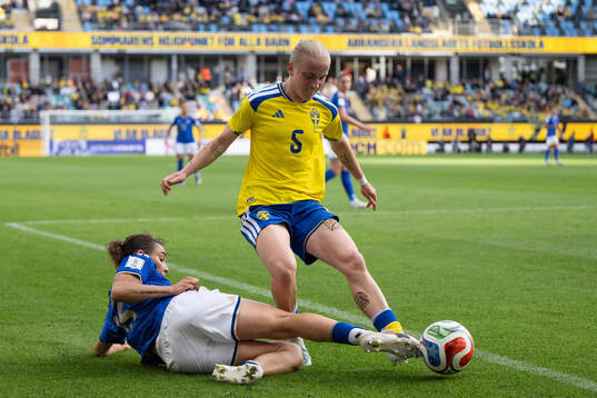 Benedetta Glionna of Italy and Anna Sandberg of Sweden