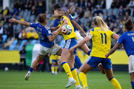 Benedetta Glionna of Italy and Bella Andersson of Sweden