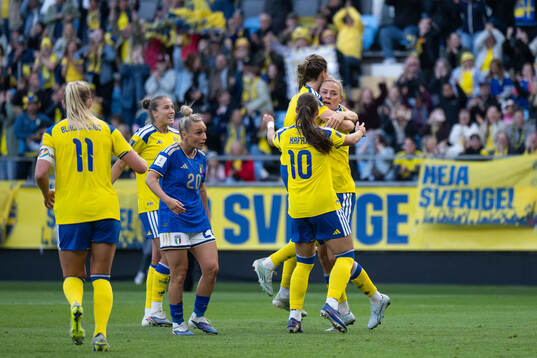 Fridolina Rolfö of Sweden celebrates with Bella Andersson