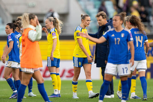 Fridolina Rolfö and head coach Tony Gustavsson of Sweden