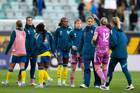 Evelyn Ijeh, goalkeeper Moa Edrud, Nathalie Björn and