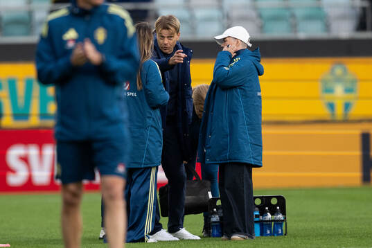 Kosovare Asllani, head coach Tony Gustavsson and Senior