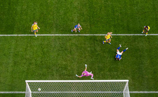 Federica D'Auria of Italy scores 0-1 past Bella Andersson,