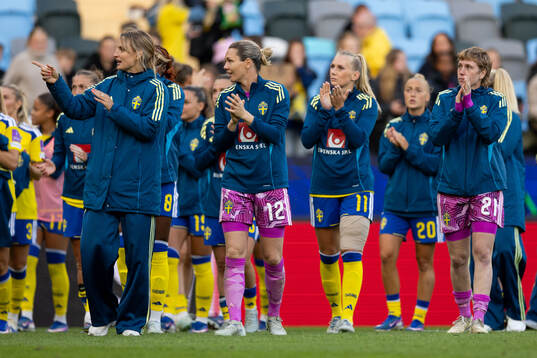 Nathalie Björn, goalkeeper Jennifer Falk, Stina
