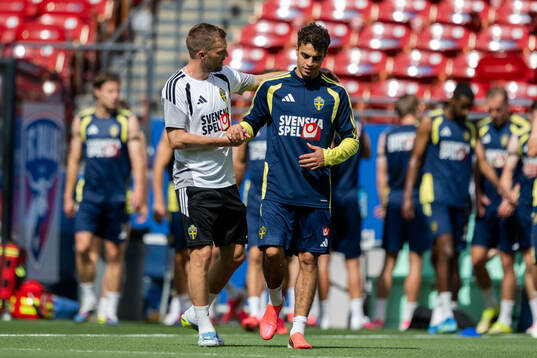 Assistant coach Sebastian Larsson and Yasin Ayari of the