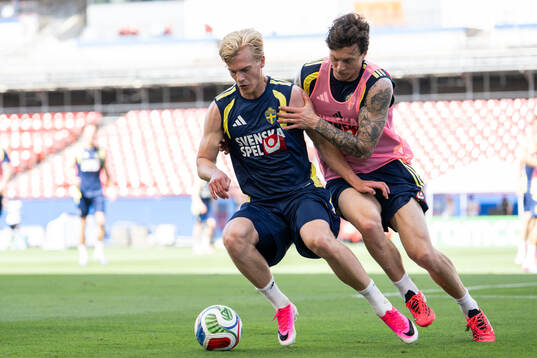 Lucas Bergvall and Victor Nilsson Lindelöf of the Swedish