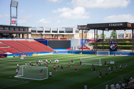 General view of a training session with Sweden