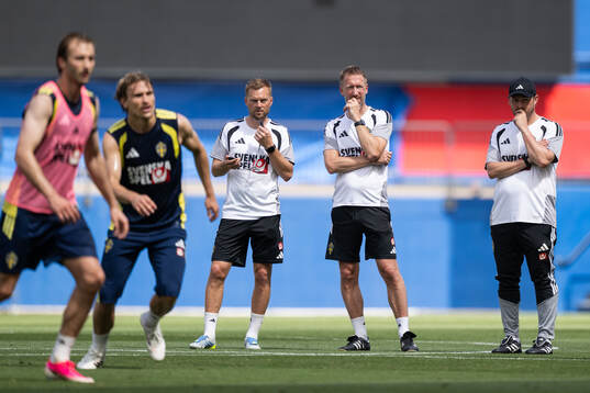 Assistant coach Sebastian Larsson, head coach Graham Potter