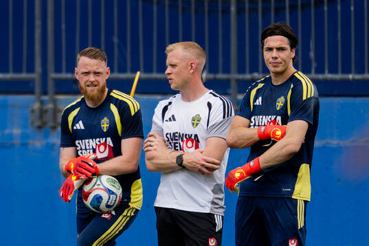 Goalkeeper Viktor Johansson, goalkeeper coach Linus