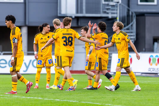 IFK Norrköpings Tim Prica har gjort 1-2 och jublar