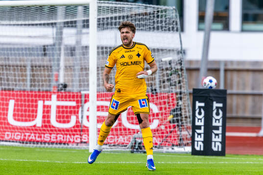 IFK Norrköpings Tim Prica har gjort 1-2 och jublar