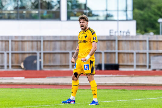 IFK Norrköpings Tim Prica har gjort 1-2 och jublar