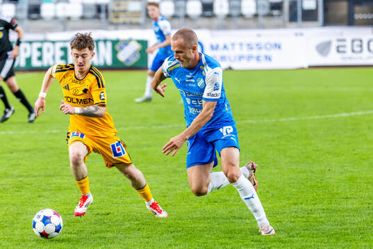 IFK Norrköpings Ryan Nelson och Oddevolds Gabriel Sandberg