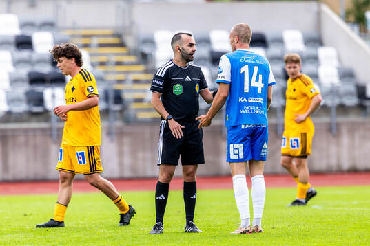 Domare Rambod Beigi pratar med Oddevolds Gabriel Sandberg