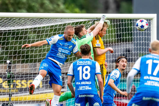 Oddevolds Gabriel Sandberg och IFK Norrköpings målvakt